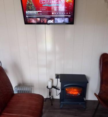 Westport House | Cozy Shepherds Hut - Perfect for Pets and Families