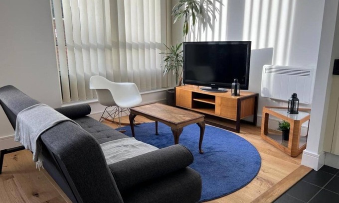 Southwark Apartment | Inviting Flat in Peckham, London with Spa and Kitchen
