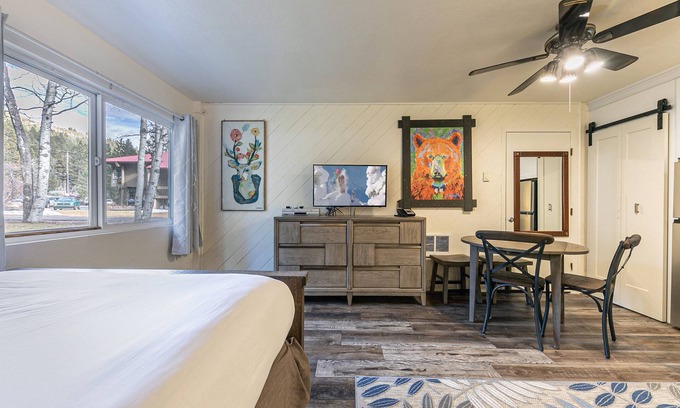 Truckee Condo | Inviting Studio with Kitchenette at Donner Lake Village