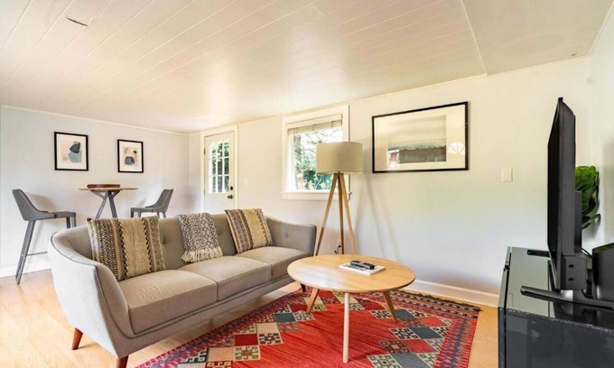 Greenwood House | Cozy Urban Retreat for Families in the Heart of the City