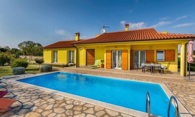 Krmed Villa | Inviting Villa with Pool for 6, Rated 9/10 by Guests