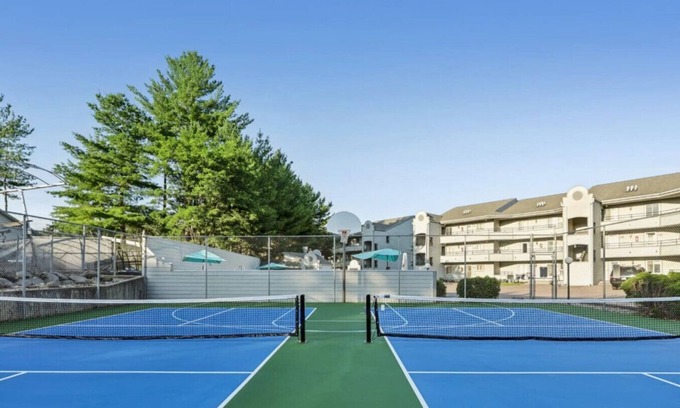 Lake Delton Condo | Beachfront Hotel with Free Pontoon Rides and Jacuzzi