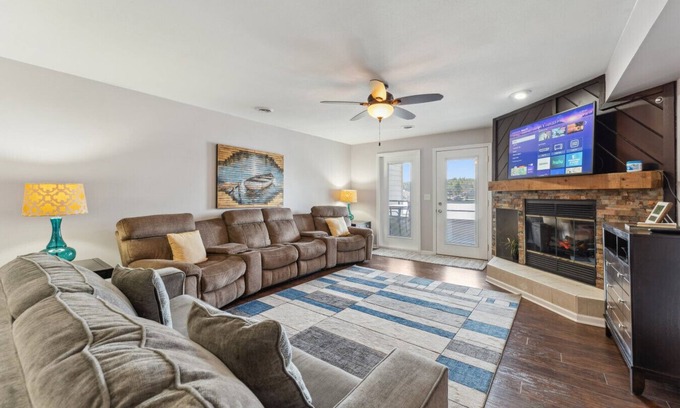 Lake Delton House | Experience Dells Lake Villa with Oceanfront Views & Pool