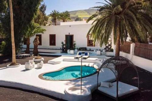 Haria Apartment | Delmás Hotel Emblemático: Family-Friendly with Pool & Hot Tub