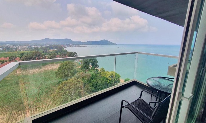 Bang Sare Apartment | Seaside Serenity at Delmare Beachfront Bangsaray