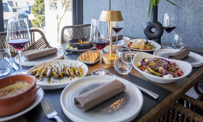 Neu Wulmstorf Hotel | Delphi Hotel & Restaurant: Guest Rated 9/10 with Family-Friendly Amenities