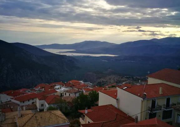 Delfoi Apartment | Delphi Panoramic View: Family-Friendly Retreat Awaits