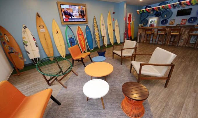 Jardim Vitoria Hotel | Pet-Friendly Delphin Surf Hotel with Pool and Kitchen Access