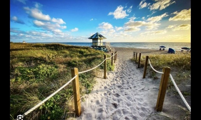 Delray Beach Condo | DELRAY BEACH'S BEST SECRET! - Walk to Beach, Shops, Restaurants, Atlantic Avenue