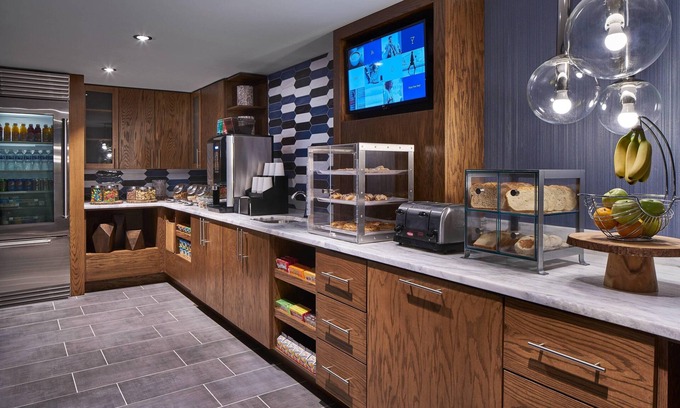 Norfolk - Virginia Beach Hotel | Explore Delta Hotels by Marriott Norfolk Airport: Family-Friendly Amenities