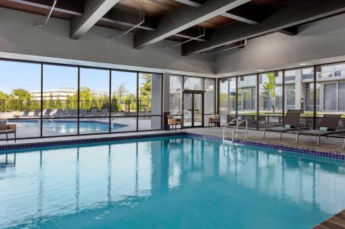 Somerset Hotel | Pet-Friendly Getaway at Delta Hotels by Marriott Somerset