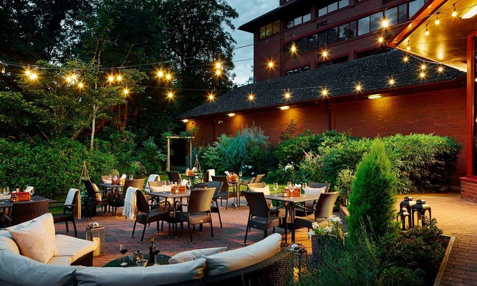 Swindon Hotel | Eco-Friendly Delta Hotels by Marriott Swindon with Pool & Spa
