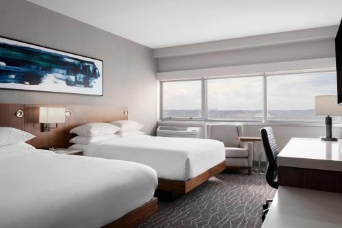 Iselin Hotel | Relax at Delta Hotels by Marriott Woodbridge - Poolside Fun