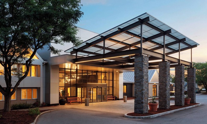 South Burlington Hotel | Relaxing Delta Hotels by Marriott Burlington with Pool Access