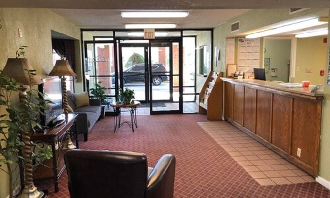 West Helena Hotel | Delta Inn: Family-Friendly Stay with Pool and Breakfast