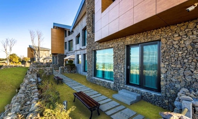 Jocheon Apartment | Relax at Delux #B-Block The Jun in Jeju with Spa & Hot Tub