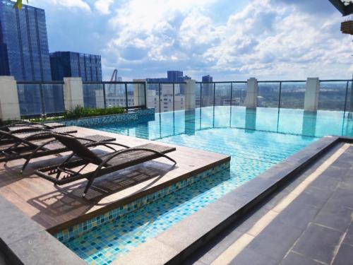 Little Japan Apartment | Ideal Stay at DeLux Best Central D1: Pool & Gym Access