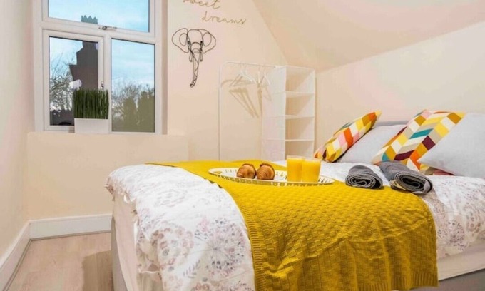 Moseley Apartment | Spacious 2-Bedroom Flat with Free Parking & Family-Friendly