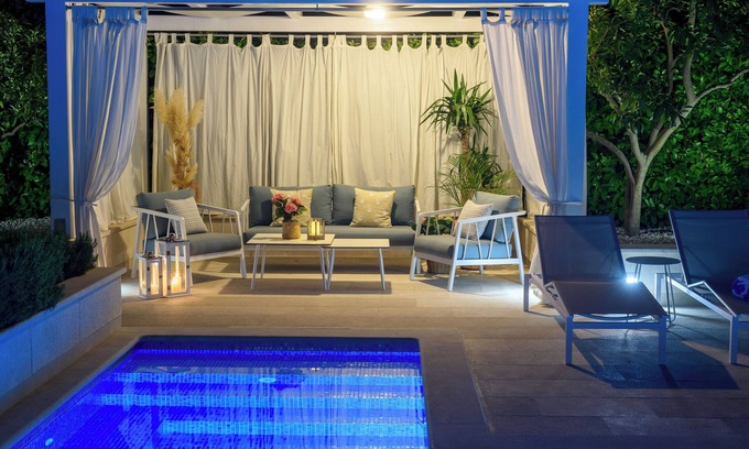 Trogir Apartment | Elegant 4-Star Giovanni Apartment with Heated Pool & Ocean View