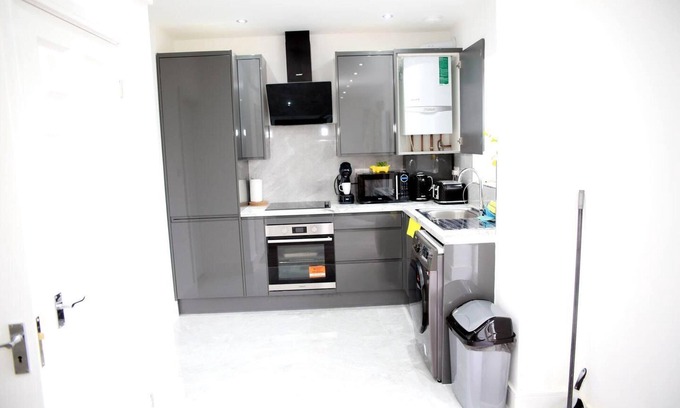 Fryent House | Modern 4-Bed House Near Wembley Stadium with Great Amenities