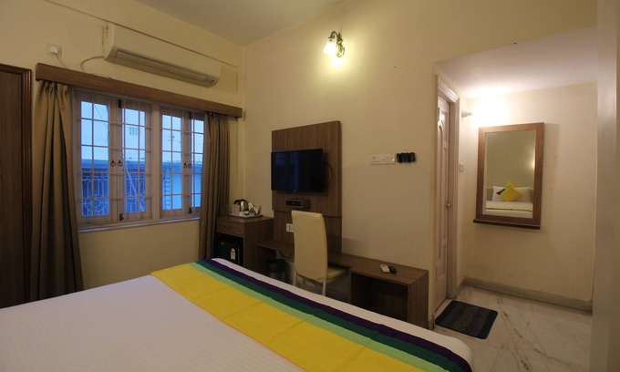 Salt Lake Bed & Breakfast | Cozy AC Room at Anamitra Guest House with Great Amenities