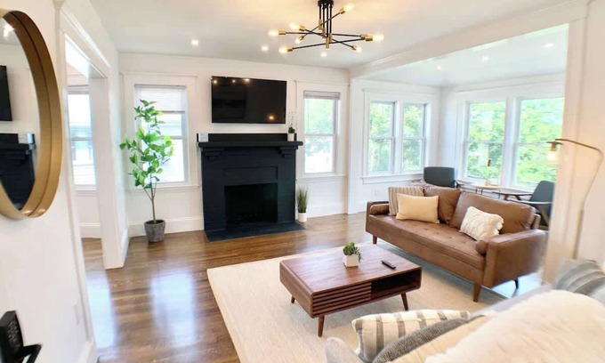 Arlington Condo | Bright 3BR Retreat with King Bed & Spa Amenities