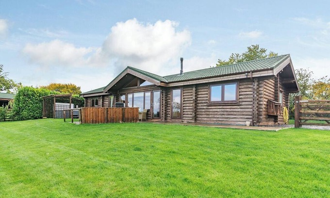 Constable Burton Ski Chalet | Relaxing Lodge with Spa and Hot Tub Amenities