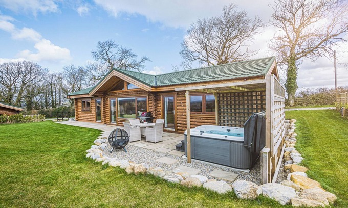 Constable Burton Ski Chalet | Elegant Lodge with Hot Tub, Spa & Family-Friendly Perks