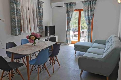 Kneza Apartment | Oceanfront Retreat: Deluxe Apartment “Koromačna” Awaits