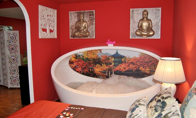 Collado Mediano Apartment | Romantic Jacuzzi Retreat for Two with Spa and Breakfast