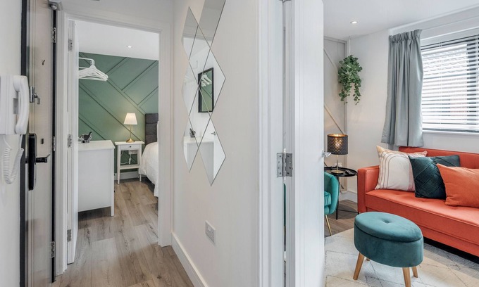 Milton Keynes Apartment | Deluxe Apartment - 7 Mins Drive to City Centre - Wifi & TV by Yoko Property