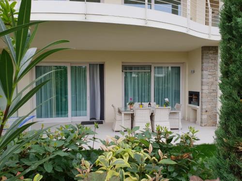 Colombare Apartment | Indulge in Apartments with Ocean Views in Sirmione, Italy