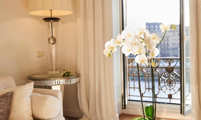 Gros Apartment | Elegant Views of Historic Maria Cristina Hotel