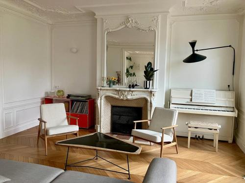 Quinze-Vingts Apartment | Elegant Balcony Retreat Near Paris Gare de Lyon