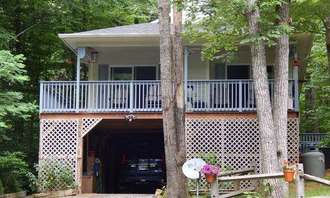 Fleetwood House | Budget-Friendly 2/2 Mountain Home with Outdoor Fireplace