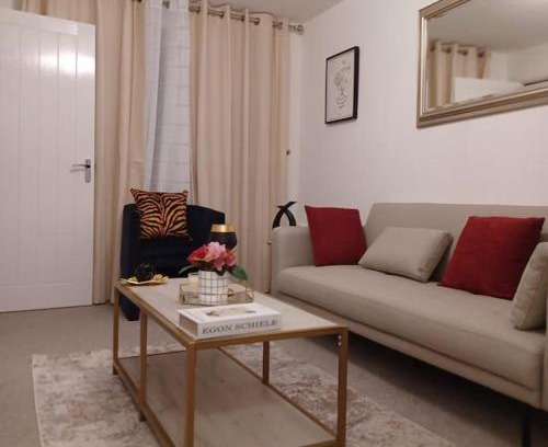 Holbrooks House | Discover Deluxe By Harby - Your Home Away From Home