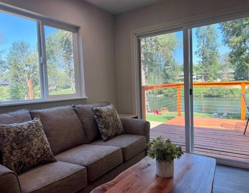 Fruitdale Apartment | Exceptional Deluxe Cabin at Rogue River Resort - 10/10 Rated