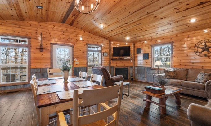 Marble Falls Cabin | Cozy Cabin with Fireplace Near Buffalo River & Hiking