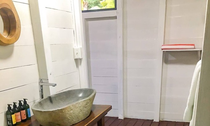 Isla Saboga Cabin | Cozy Cabin with Garden View and Oceanfront Amenities