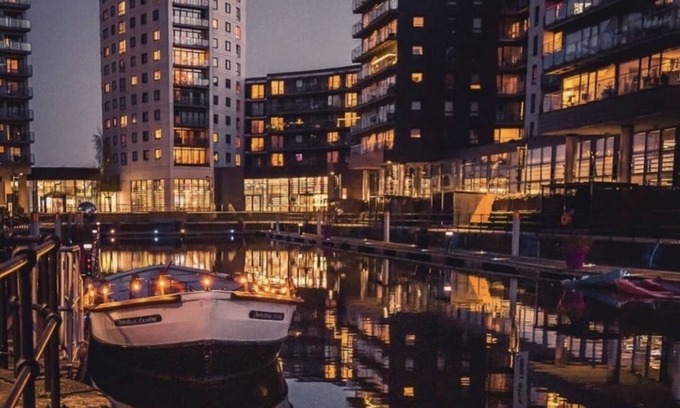 Leeds Apartment | Stylish City Centre Apartment with Balcony & Free Parking