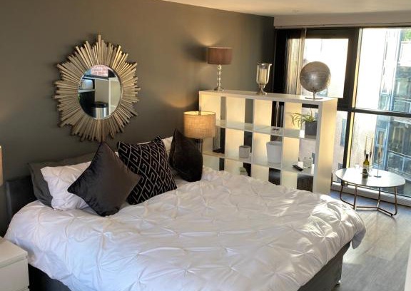 Sheffield City Centre Apartment | Stylish City Centre Studio with Balcony & Gym Access