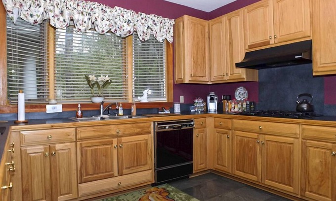 Hammond House | Deluxe Country Home: Pet-Friendly Retreat with Spa Access