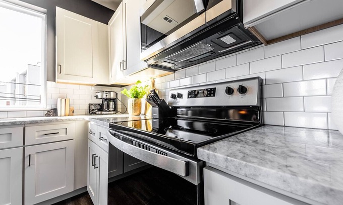 Whitebridge House | Prime Retreat: Deluxe Duet - Steps from Broadway Awaits