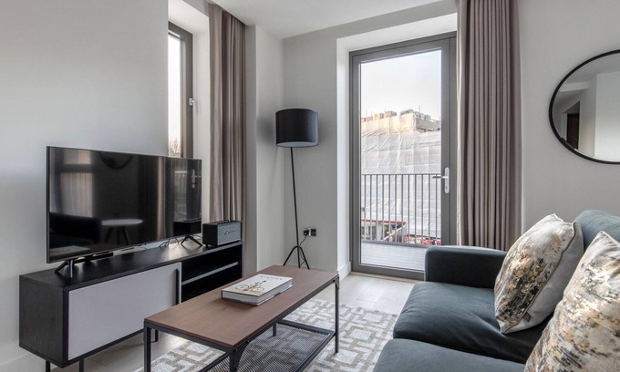 Clerkenwell Apartment | Stylish Farringdon Studio with Cinema Room Near Attractions