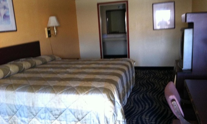 Kilgore Hotel | Budget-Friendly Deluxe Inn Kilgore for Families & Pets