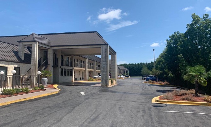 York Hotel | Pet-Friendly Deluxe Inn & Suites with Pool Access