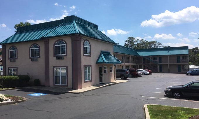 Galloway Hotel | Budget-Friendly Deluxe Inn with Hot Tub & Child Friendly Amenities