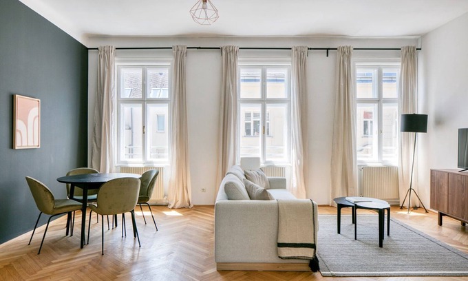 Josefstadt Apartment | Spacious Josefstadt 2BR with Elevator Near Bars & Metro