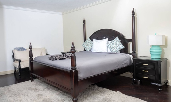 Port Royal Hotel | Elegant King Room with Harbor & Pool View Amenities