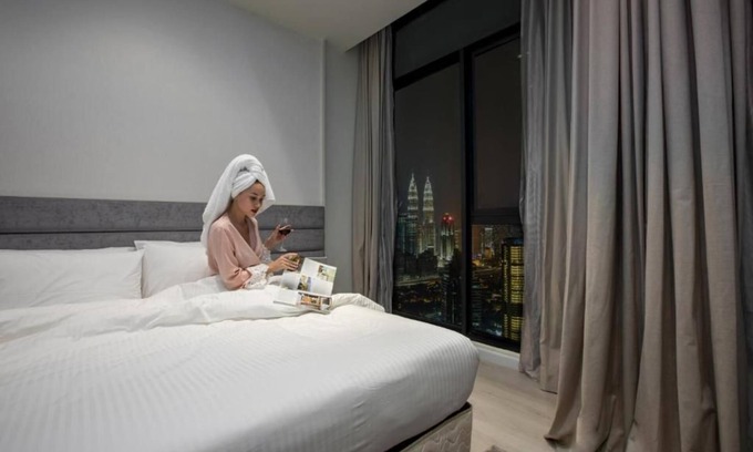 Malaysian Police Training Centre Apartment | Elegant King Suite with Twin Tower View & Breakfast Included
